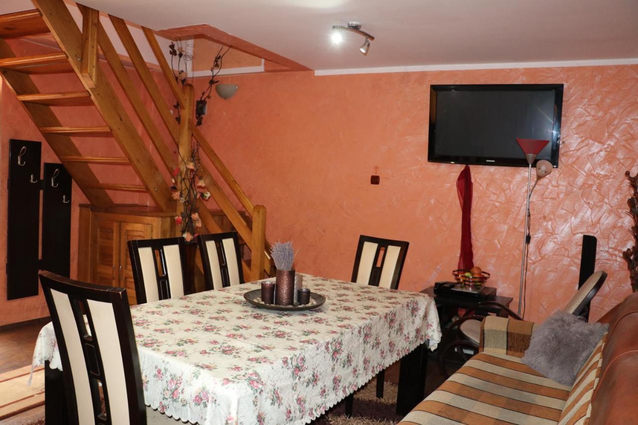 Hotel Amelia House à Făgăraş Extérieur photo