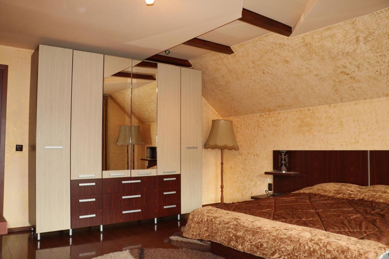 Hotel Amelia House à Făgăraş Extérieur photo